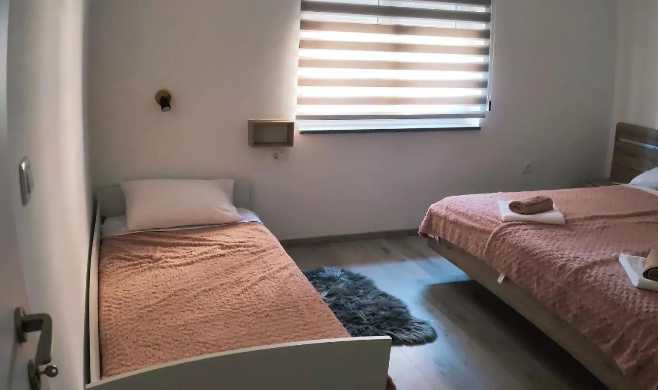 アパート Apartman Levi プーラ